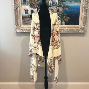 Beautiful Floral Sleeveless Kimono   NWT ONE SIZE